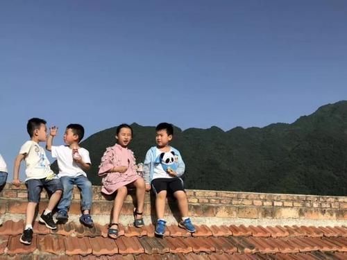 差距|同样是老人带娃，一个养在城里一个养在乡下，两年后俩娃差距明显