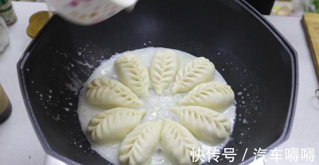 生煎包|想吃生煎包别出去买了,面点师教你在家做,咬一口满嘴流油太香了