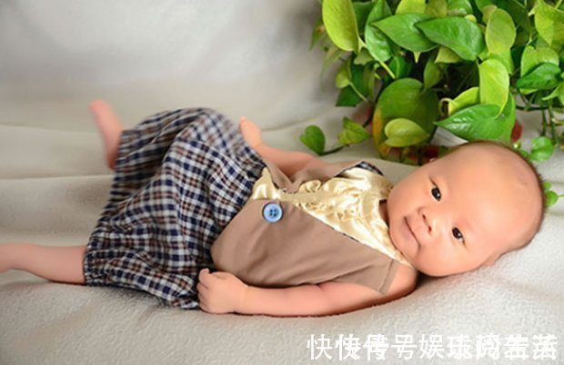 母乳|喂母乳到底有多疼?宝妈用手臂做了实验,网友:心疼妈妈们