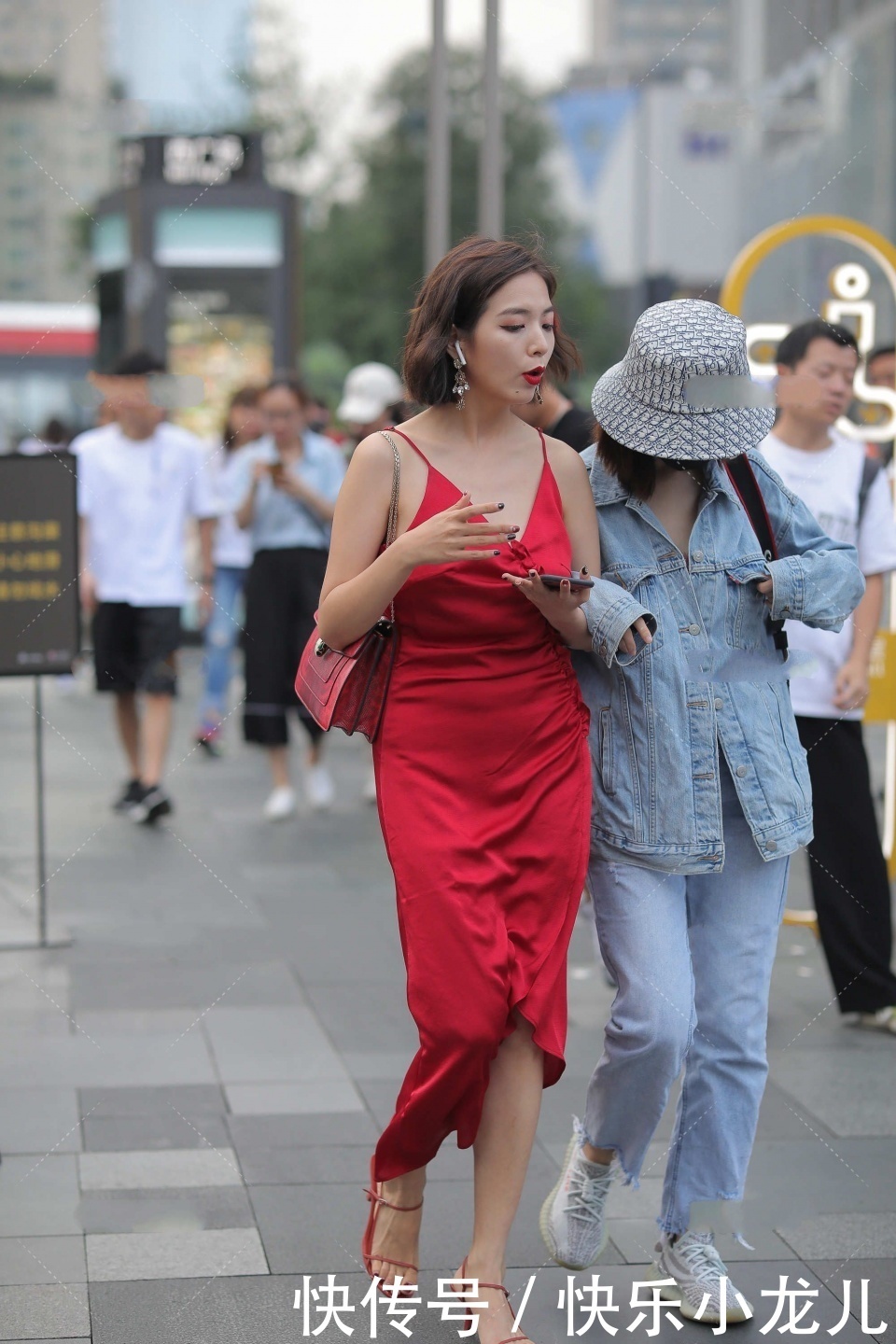 高跟鞋|想要让人一眼就记住，凸显耀人光彩，你需要一件红色的真丝连衣裙