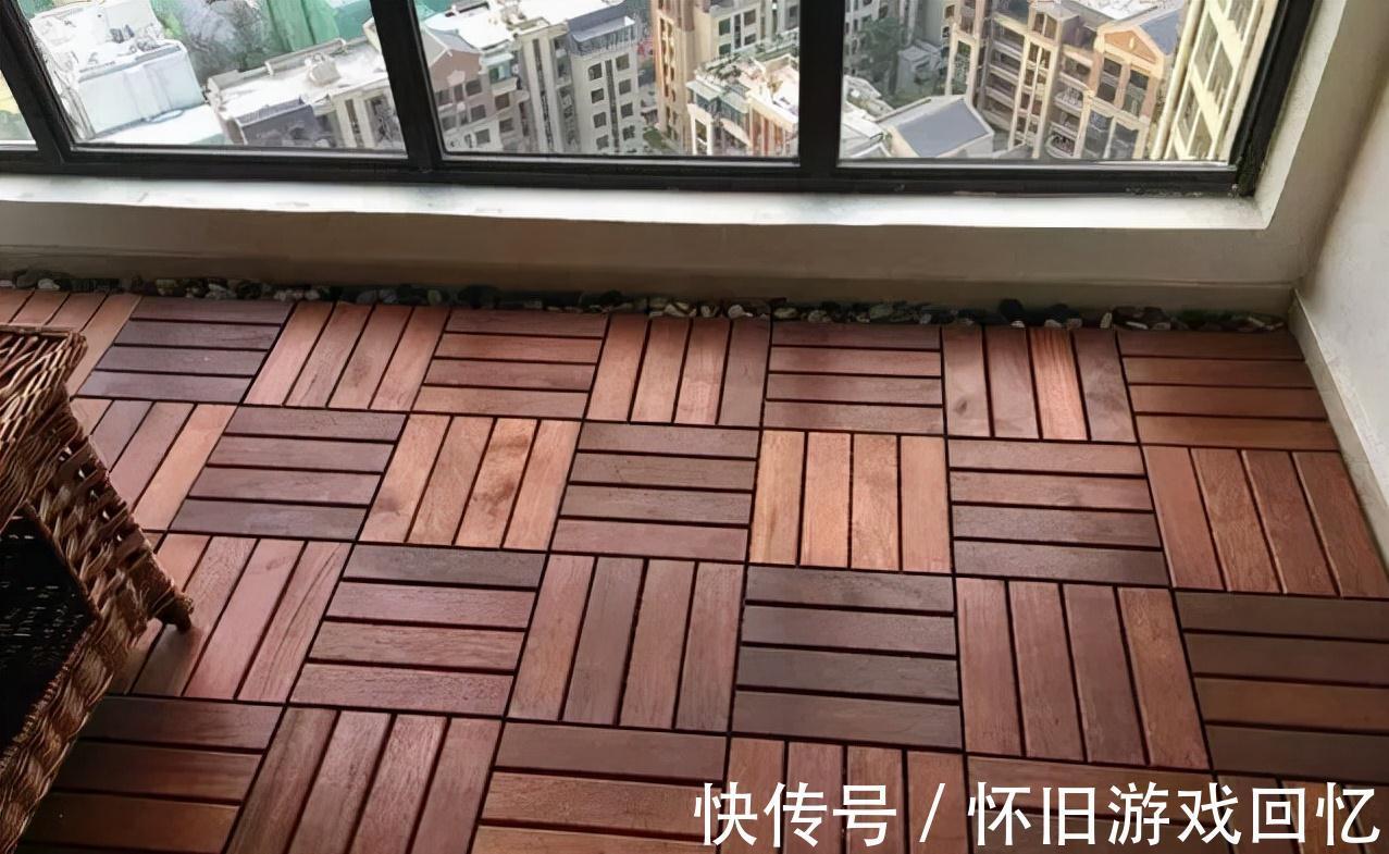 实木地板|阳台铺地砖落伍了,现在流行铺实木地板,不会开裂、脚感好