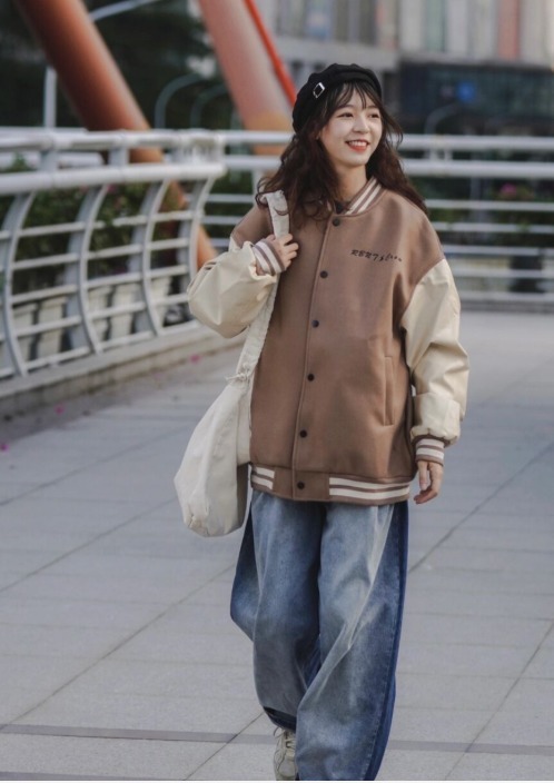减龄|秋冬的“棒球服”怎么穿才帅气?建议搭配阔腿裤,舒适又减龄
