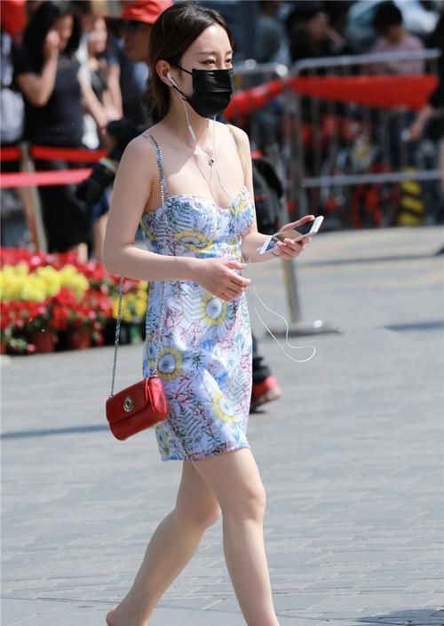 天气刚热就忍不住了,姐姐吊带裙配凉拖,姐姐你有多怕热