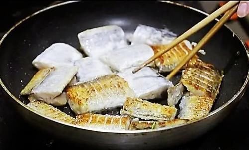 大厨教你红烧带鱼正确做法,不挂糊,不油炸,鱼肉鲜嫩入味还不腥