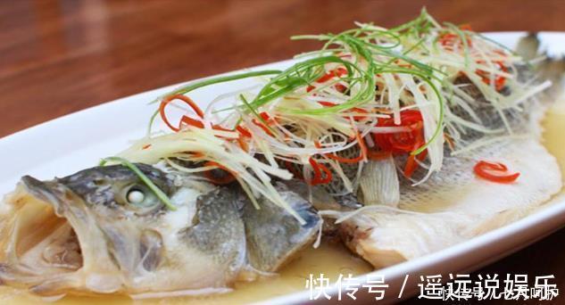 清蒸鱼|做清蒸鲈鱼,牢记“4放2不放”,鱼肉又鲜又嫩,没有腥味,好吃