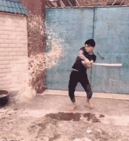 |搞笑GIF：妹子 惊不惊喜 意不意外 下次坐的时候千万要小心