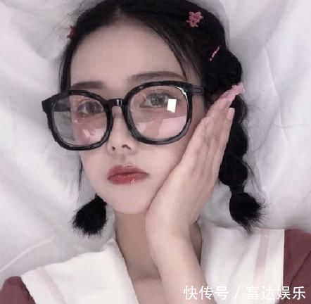 刘海|脸上有这“3特征”的女孩最适合戴“圆框眼镜”,而且会更加颜值