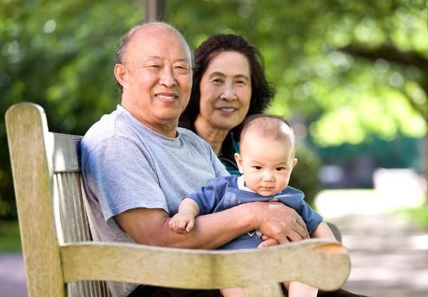 大喊|4胞胎女儿来爷爷家蹭饭,爷爷大喊快关门,孩子的话让全场大笑