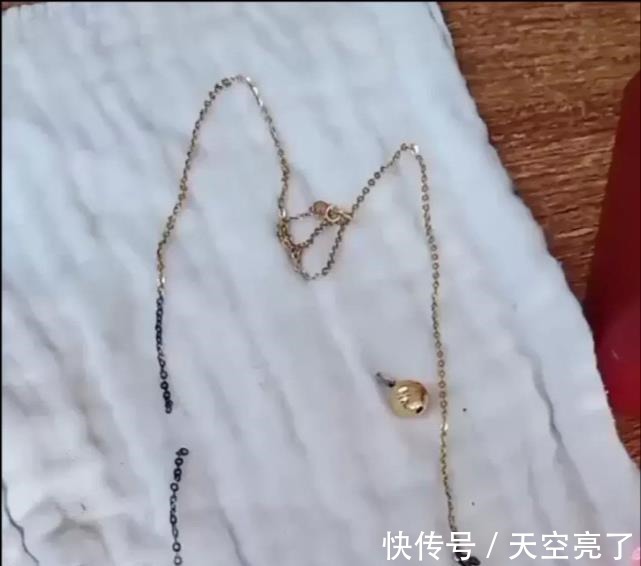 打火机|女子打火机烧黄金项链，结果一烧就断，反被金店嘲笑太无知！