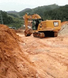 |搞笑GIF: 大姐你听解释 我真的不是故意撞上去的