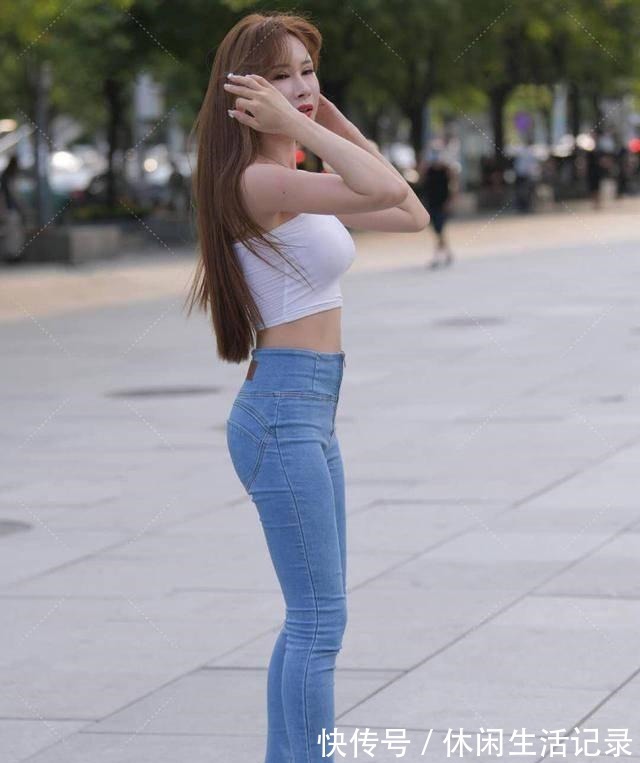 大长腿 打底裤的打扮颇具时尚品味,充满优美曲线!