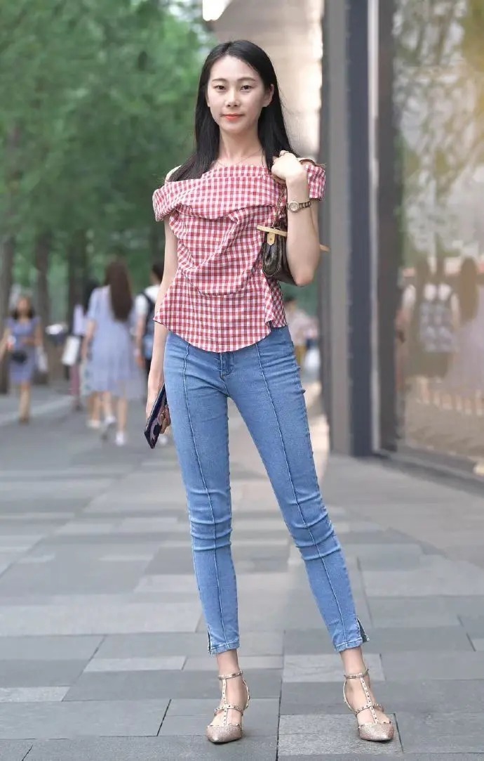 穿搭|跟随时尚女生的脚步,选择个性牛仔裤穿搭,好看又显气质