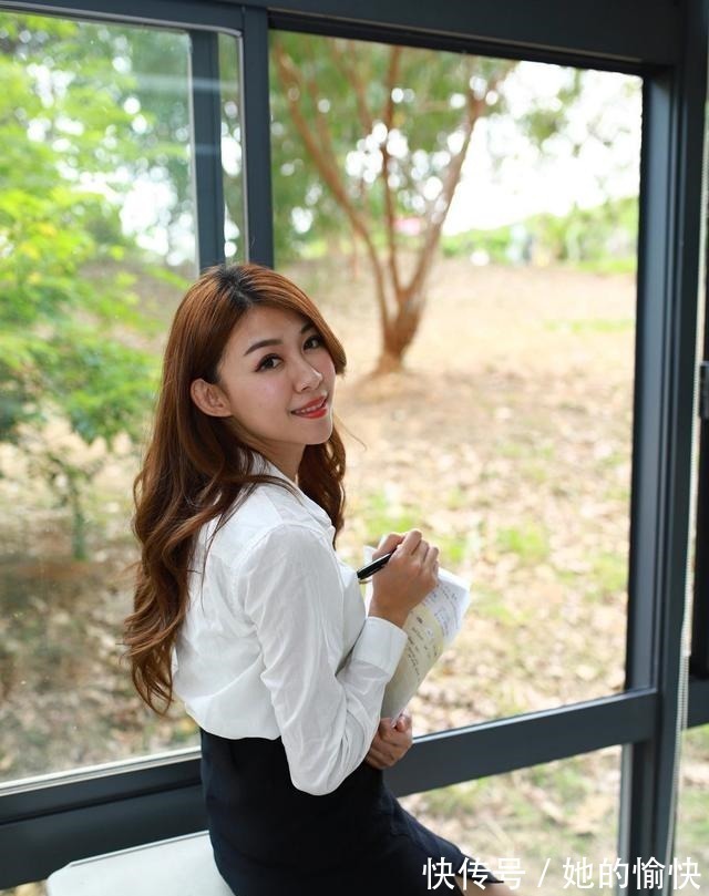 大长腿 白衬衫的款式总是那么经典,尽显干练的优雅气质感!