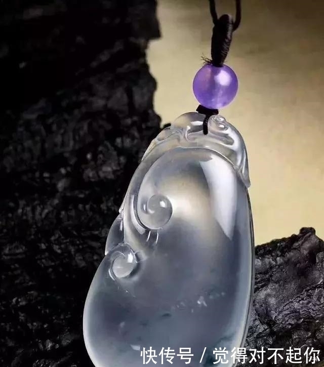 水头|老大爷嫌自己佩戴的翡翠水头不太好,用水一泡后,一看吓了一跳