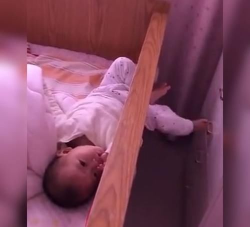 感情|萌娃躺在床上用小腿推拉抽屉火了,网友原来是个没感情的拉风箱