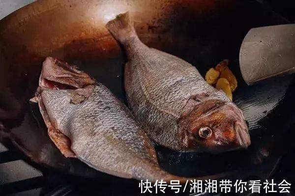 煎鱼时抹上一点这个,不破皮不粘锅还省油!