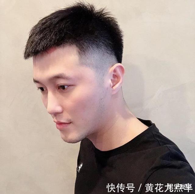 男生“两边剃光,中间留长”的发型,这4款很帅气,不要剪错了