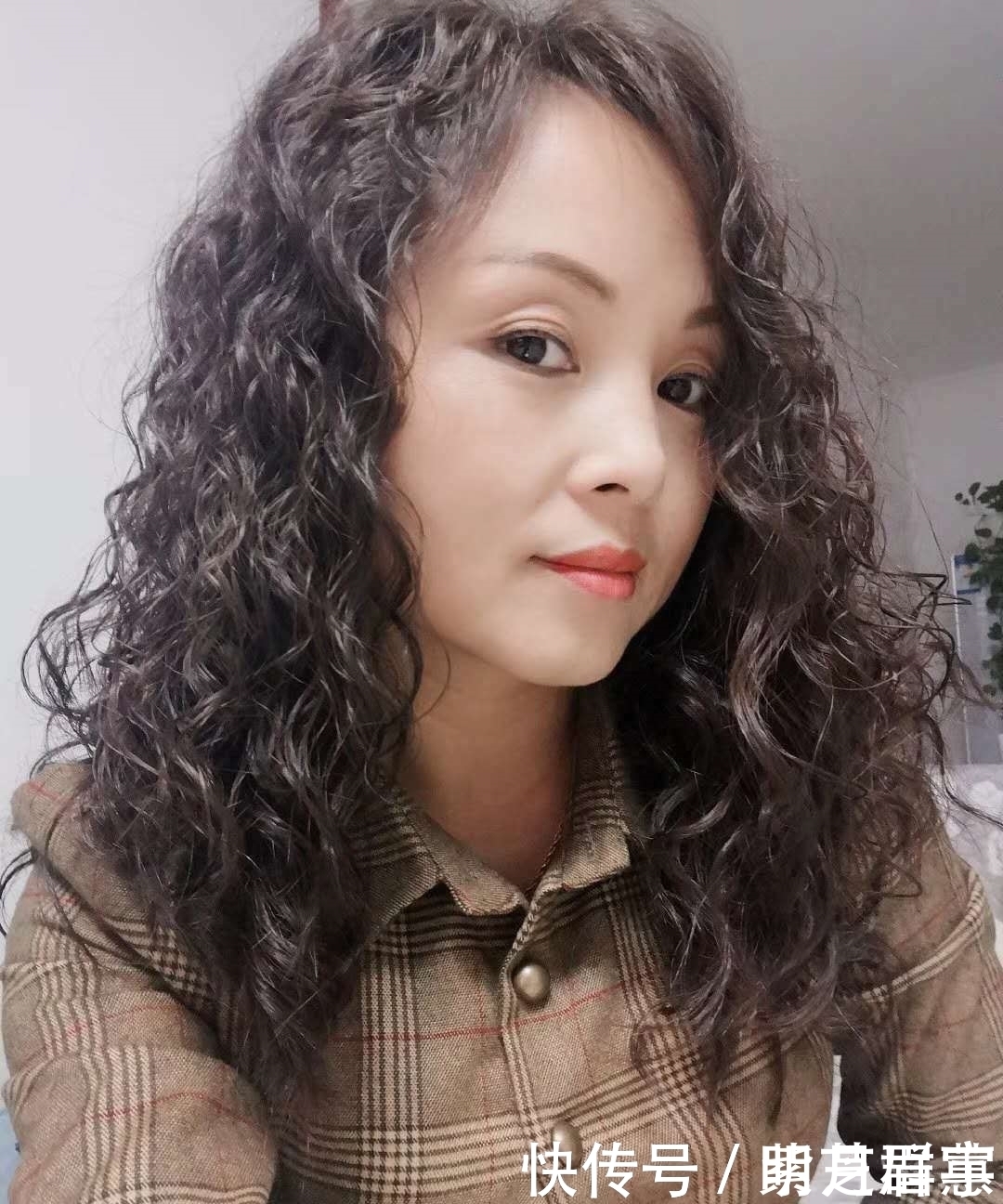 闺蜜|闺蜜都烫了流行的泡面头,两个洋气两个土气,泡面头适合什么人?