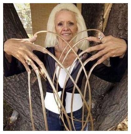 指甲剪|他剪掉66年指甲,将9米指甲捐博物馆后,他的手指发生新变化