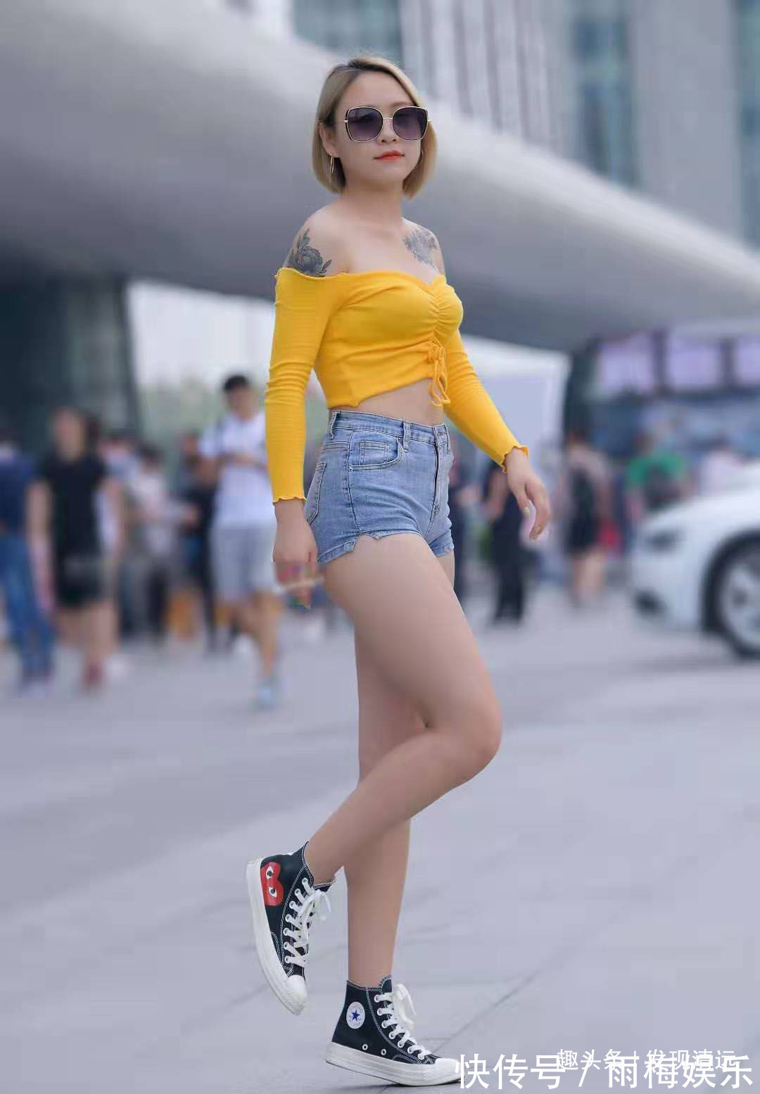 小姐姐 小个子女生这样穿好看又显高,一字肩短衫+热裤,尽显甜美小清新