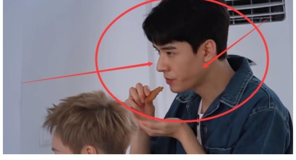 龚俊|龚俊学做小龙虾，水蒸气扑到脸上导致脱妆，前后色差不像是男明星