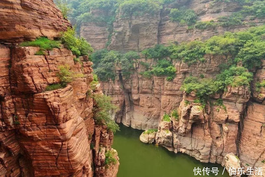 别只知道郭亮挂壁了！其实这里竟然有一条神奇的水上挂壁公路