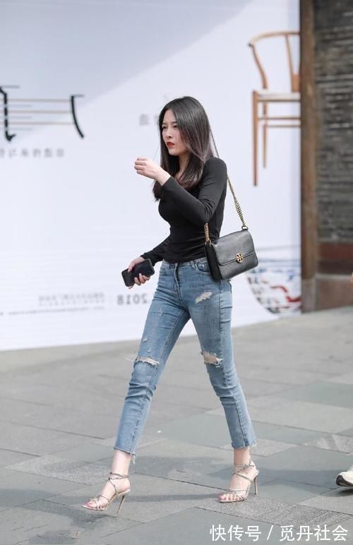 喇叭裤|路人街拍,小姐姐选择了清纯的白色,显得时髦又好看