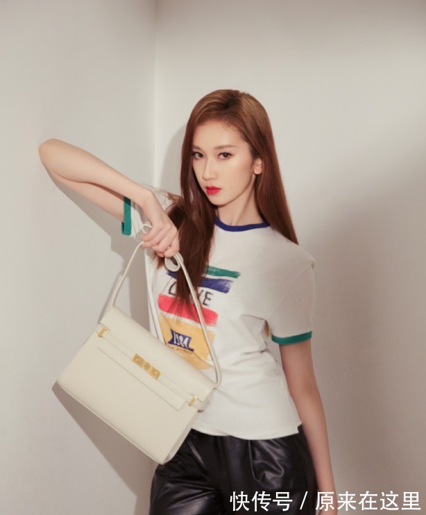 刘令姿路透生图曝光,穿短装清新自然,“芭比腰”像上帝亲手捏!