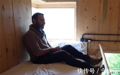 小菜园|他用40棵松树,在荒山野林建起小屋,屋顶种菜生活自给自足