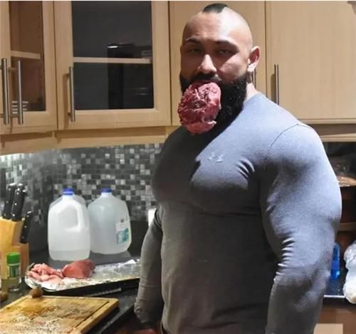 健身|挪威小伙常年吃生牛肉健身,10年后被兽化,体型夸张却抱得美人归