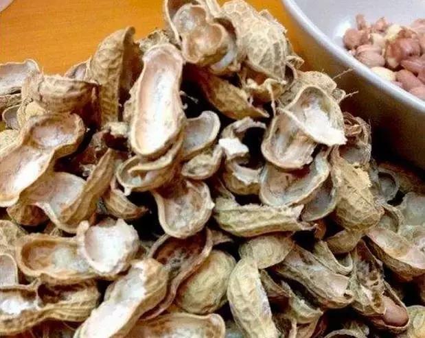 盆里埋几粒花生，叶子浓绿开花多，半年都不用施肥了！