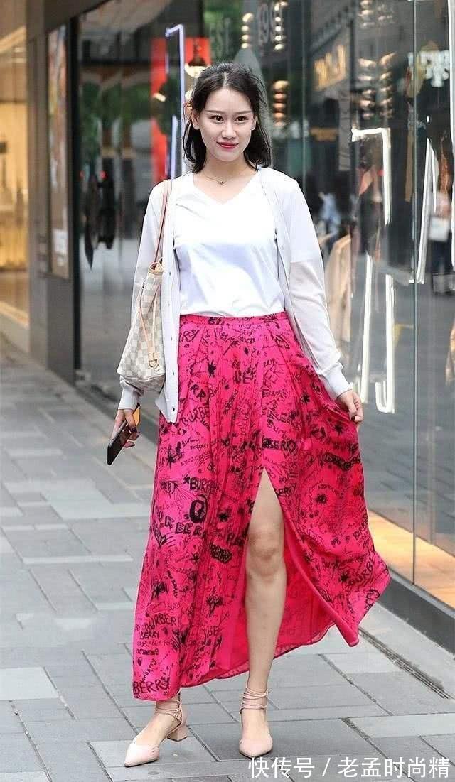 牛仔裤 街拍:美女牛仔裤搭配黑色皮草上衣,轻松穿出时尚的潮女范!