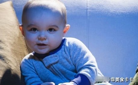 爸爸|宝宝犯错打坏瓶子却不承认,爸爸就罚他去站着,宝宝太可爱了