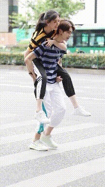 |搞笑GIF:这么漂亮的小姐姐,不知道将来会是谁的白菜