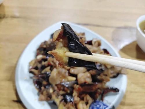 特别|一碗酸菜汤火了二十年，好吃的小菜，来晚就得站着吃