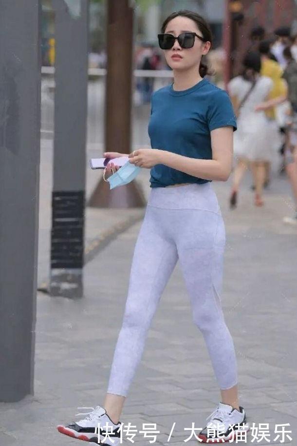 小姐姐的黑色蕾丝上衣搭配水墨色长裙，优雅精致又减龄