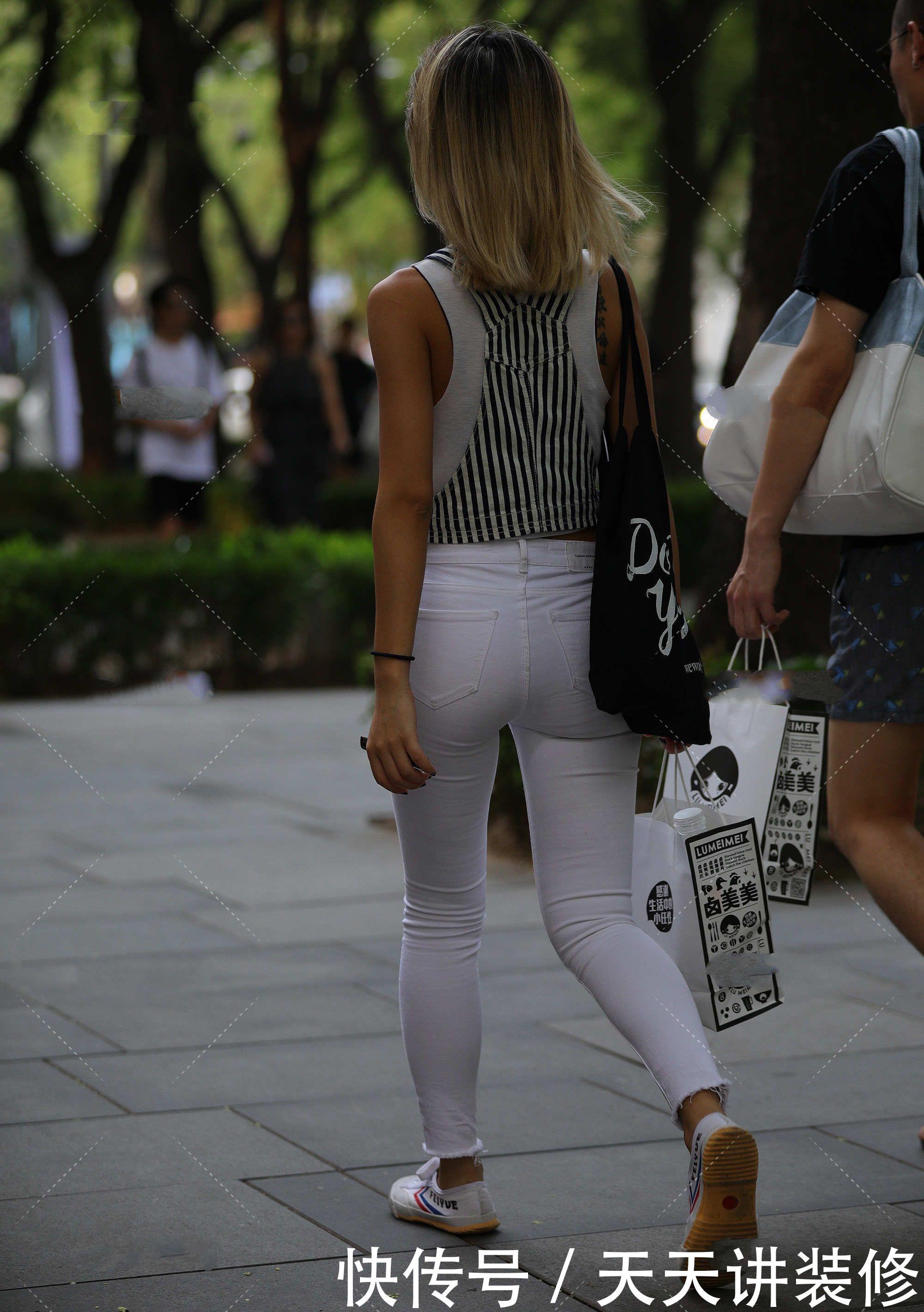 纯色|白色小上衣搭配一条纯色的牛仔裤,小麦色皮肤欧美风十足