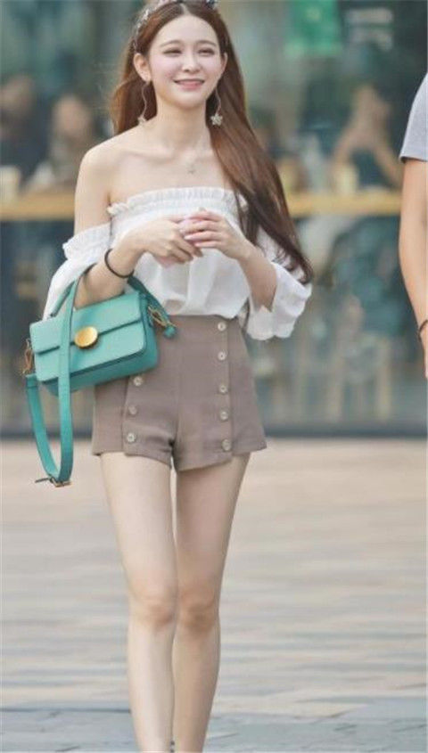 完美|街拍:穿黑色连衣裙的时尚小姐姐,彰显完美的女神气质