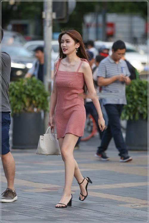 针织连衣裙|街拍美女:粉色针织连衣裙,温婉可人,亮眼十足