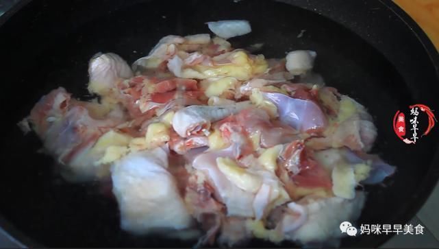 金黄|炖鸡汤别直接下锅,大厨教你2招,颜色金黄浓白,无腥味特鲜美