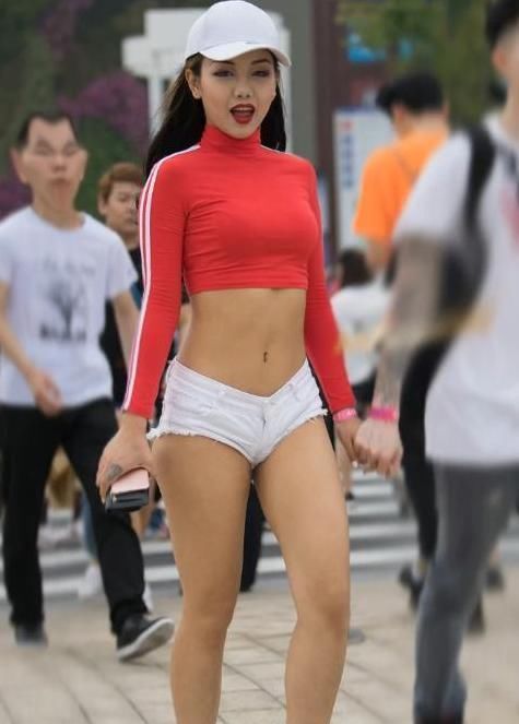  时尚|时尚街拍唇红齿白的小姐姐，一身黑色穿搭，脚上的凉拖鞋辣眼睛