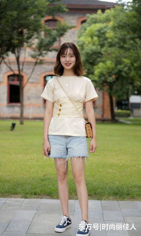 时尚的姑娘用短裤搭配服饰,清凉感十足,还显腿长