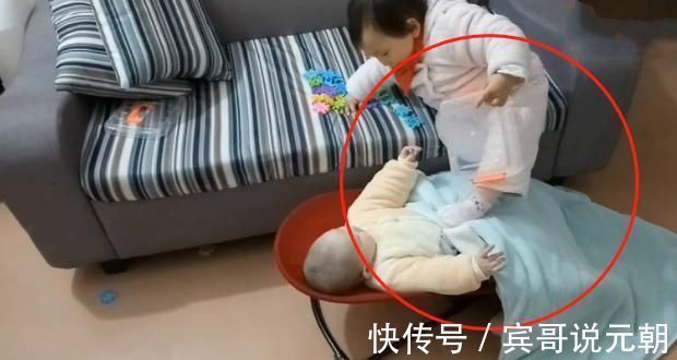 讨厌|妈妈刚走开,2岁姐姐就对刚出生弟弟“下狠手”,女儿:我讨厌他