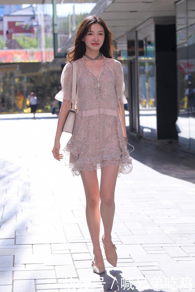 裙装穿搭加上饰品的“帮忙”,让造型富有细节感,精致又耐看