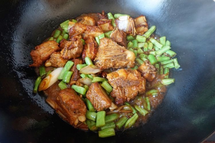 秋季的花样美食，家常豆角排骨饭，饭菜一锅出，省时省力