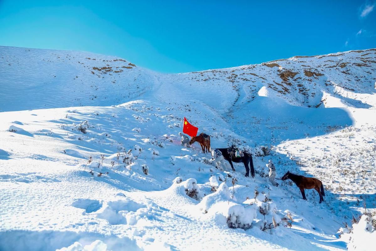新疆|新疆伊犁：民警踏雪翻山巡边境，为牧民送去补给物资