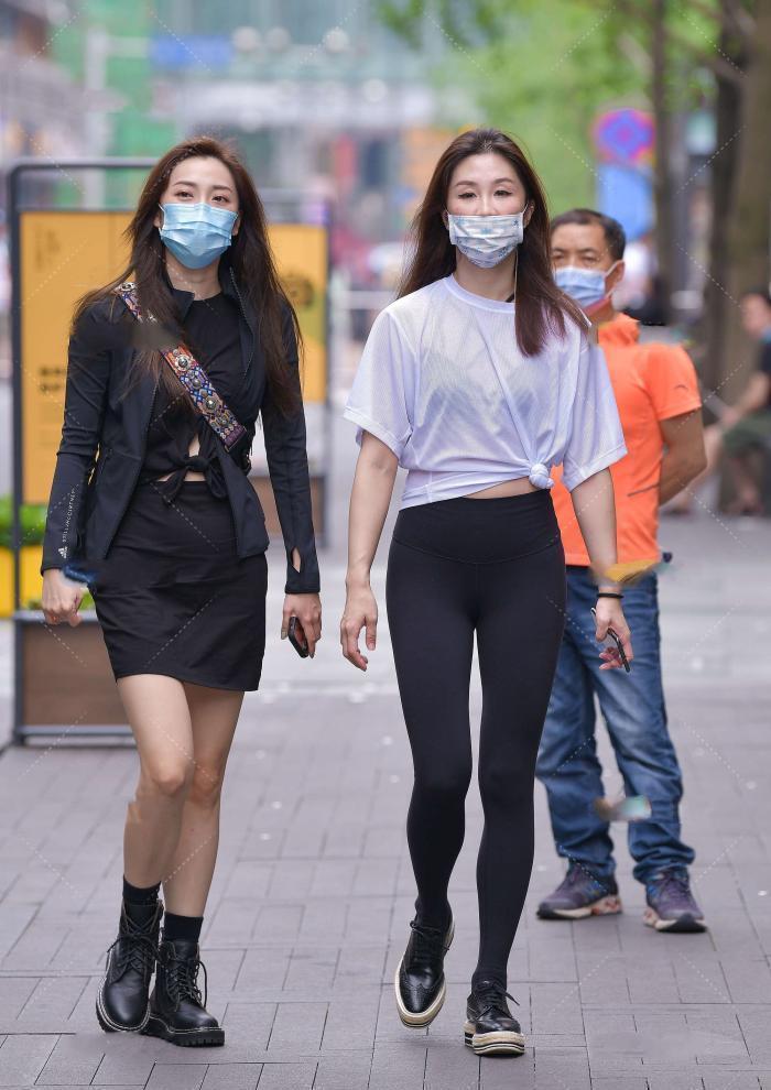 瑜伽裤 白色t恤搭配黑色瑜伽裤,休闲运动,短上衣显腿长