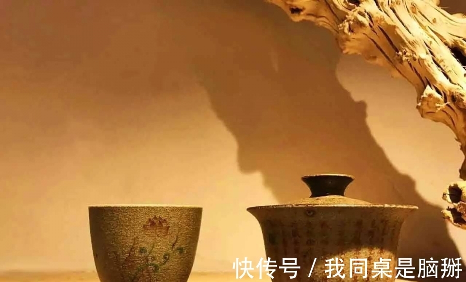 同居!俗话说“门旁若有两棵树,定有二人来同居”,二人指的是哪二人