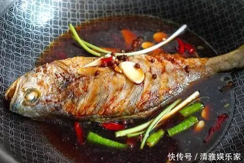 煎鱼时,直接下油锅可就废了,谨记3个技巧,不破皮也不粘锅