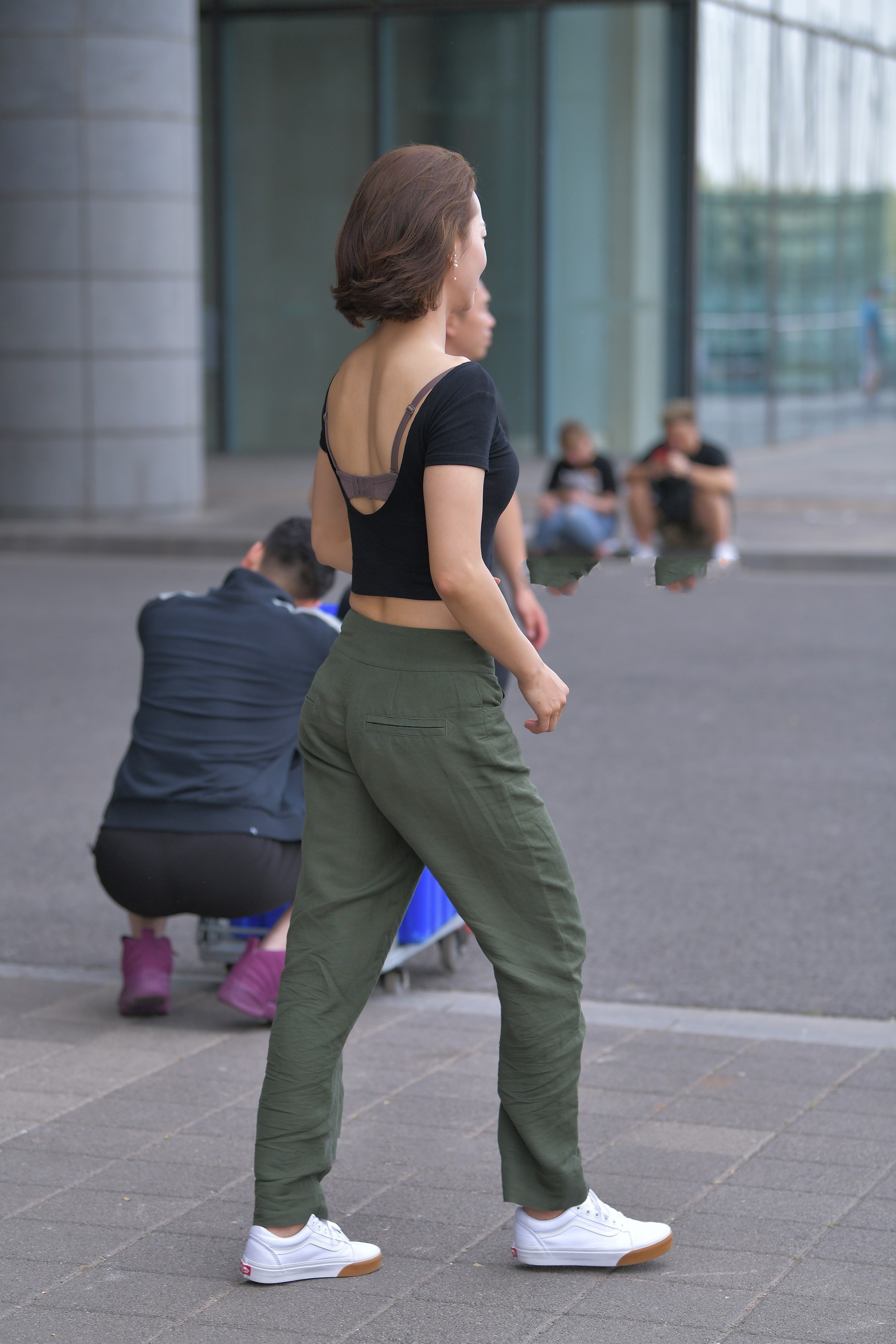 黑色修身短袖搭配绿色工装裤,简单时尚,青春减龄